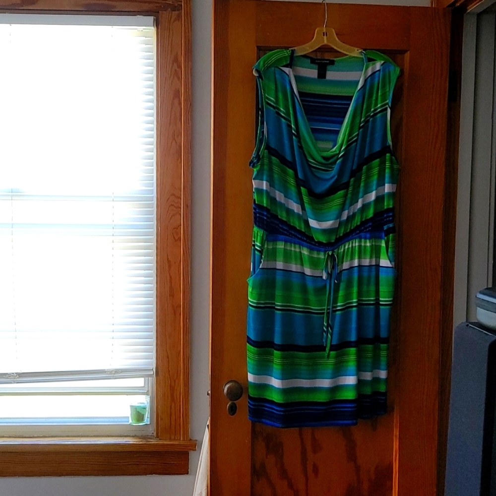 Sleeveless dress with pockets